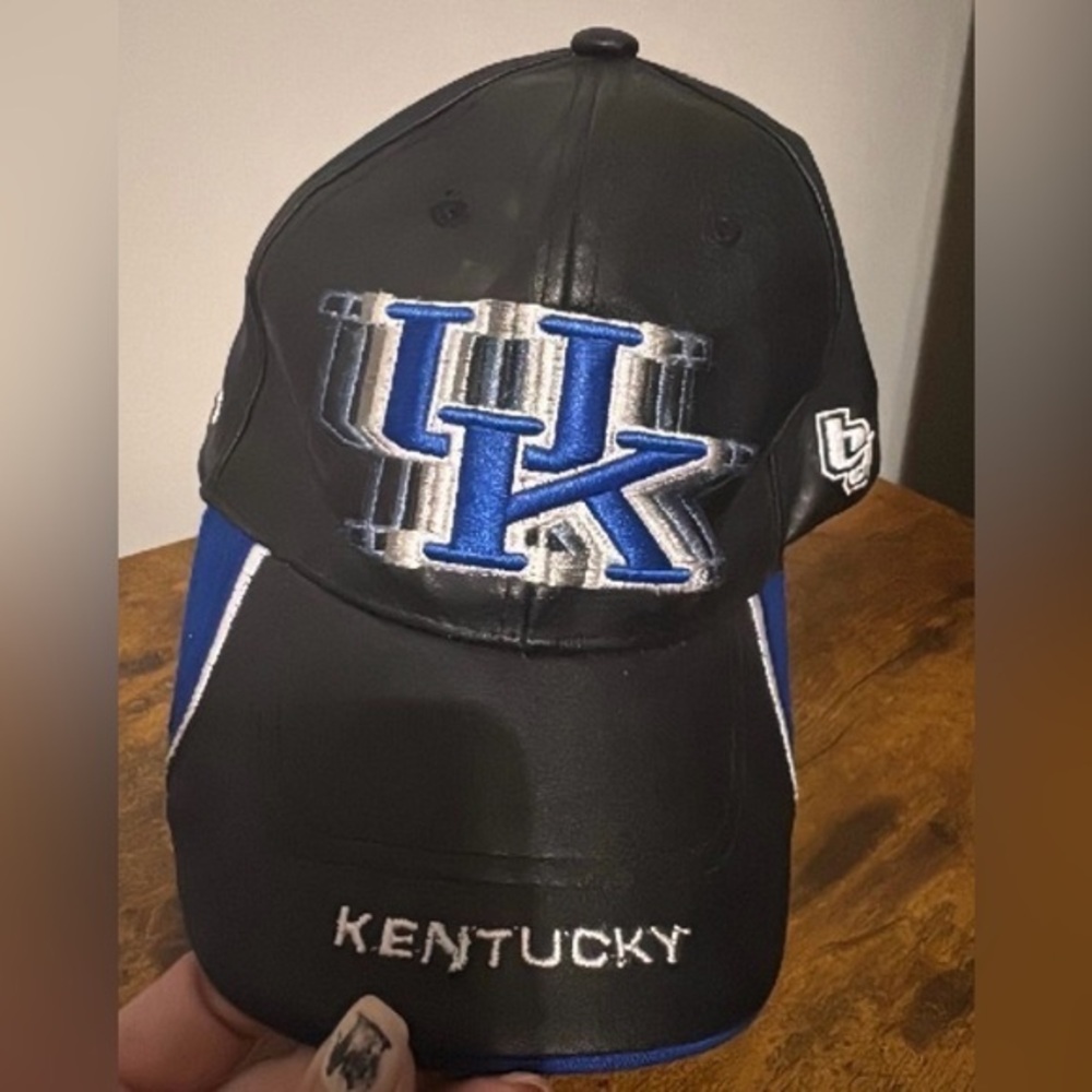 University of KY Wildcats Leather Emroidered Hat, Adjustable EUC. Looks NWOT.